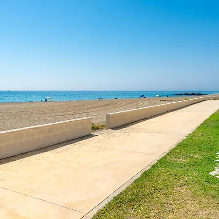 Golden Bay إِستيبونا
